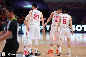 媒体人：打澳大利亚很考验中国队1234号位的无球跑动&amp;处理球能力